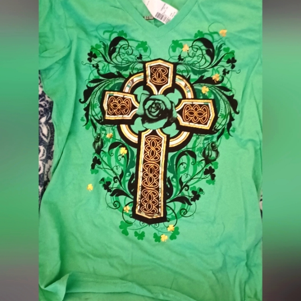 Womens Green Celtic rose cross tee large